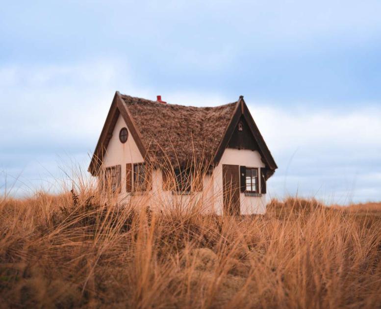 Et lite idyllisk hus på Læsø i Nordjylland i høstfarger