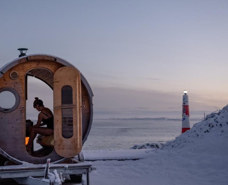 Kvinne i sauna på vestkysten av Danmark