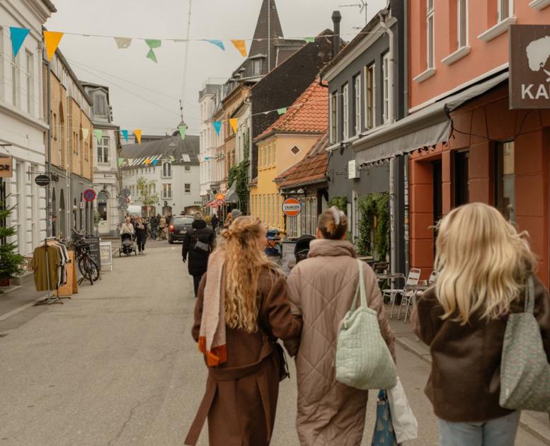 Friends shopping in Latinerkvarteret in Aarhus