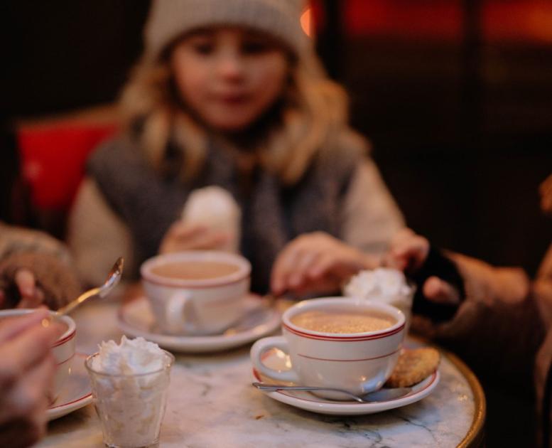 Familie nyter varm kakao en vinterdag i København, Danmark.