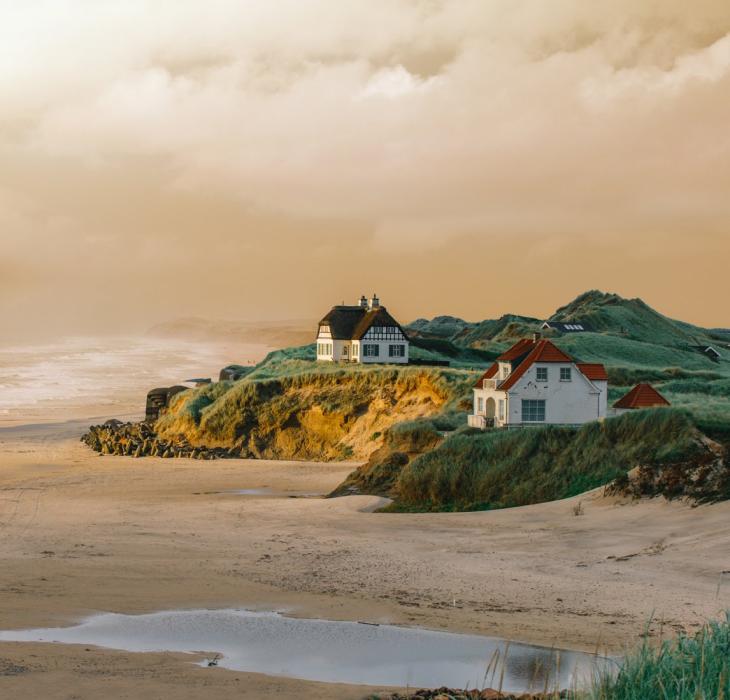 Hus på stranden ved Løkken i Nordjylland