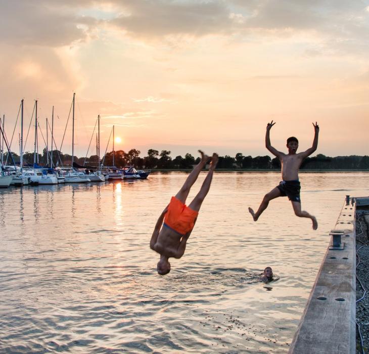 Barn som hopper i vannet ved Præstø Havn
