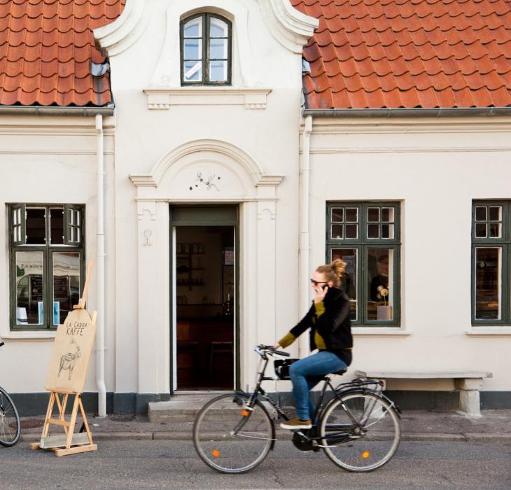 Kvinde cykler i Aarhus