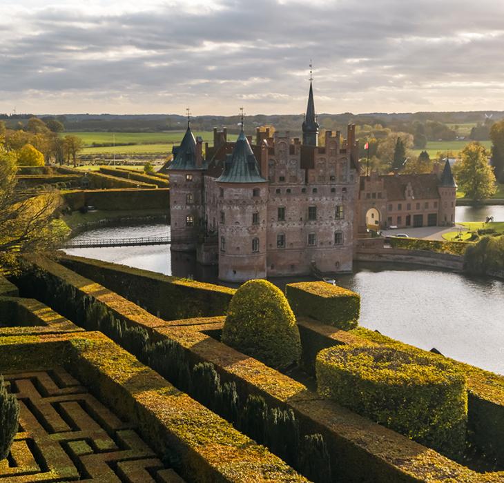 Schloss Egeskov auf der dänischen Insel Fünen im Herbst