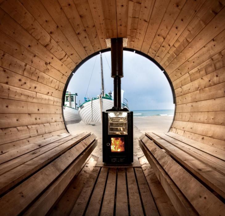 Bild einer Sauna mit Blick auf Schiffe und den Strand in Løkken