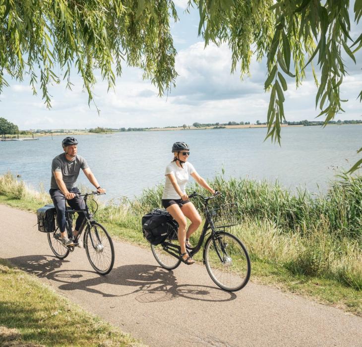 Bild von einem Paar mit E-Bikes auf Fahrradurlaub in Dänemark