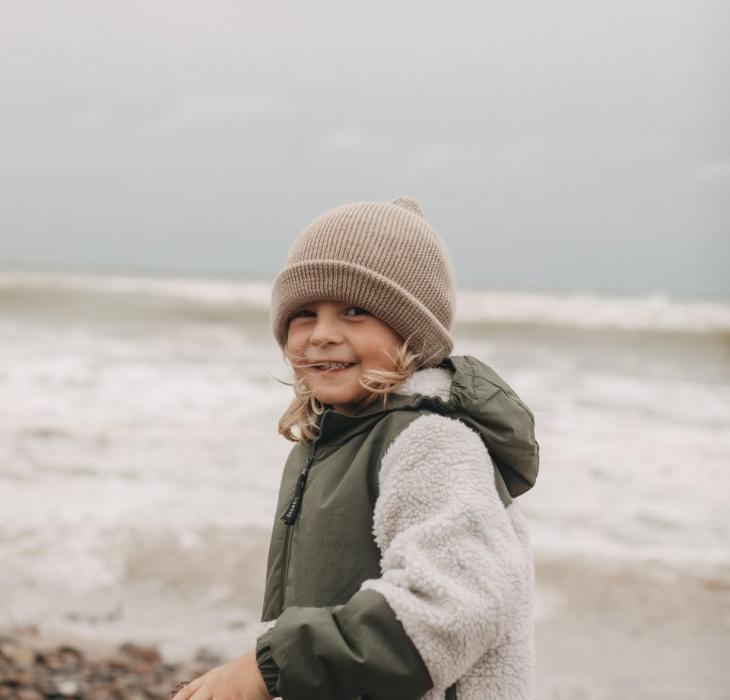 Barn på Skallerup strand i Jylland