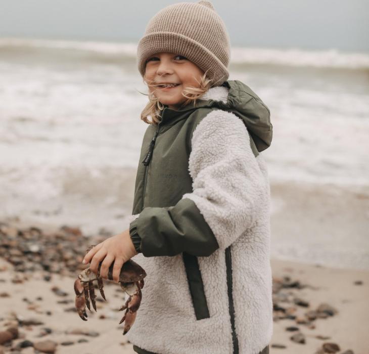 Barn på Skallerup strand i Jylland